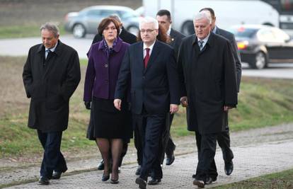 Josipović se poklonio žrtvama na Ovčari, položio je vijenac 