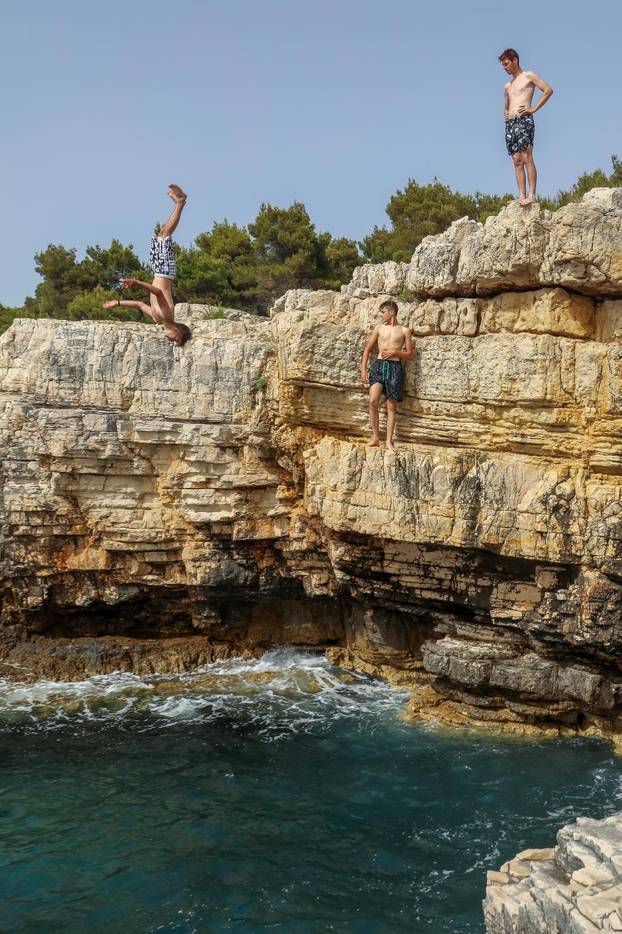 Spas od vrućina mladi puljani pronašli u moru