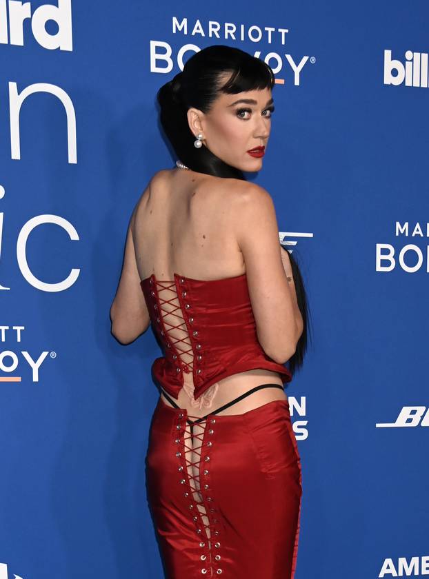 Glamurozni crveni tepih Billboardove dodjele nagrada Women in Music 