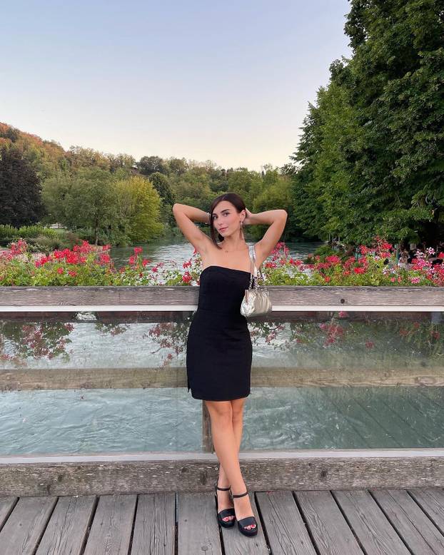 FOTO Zbog nje bi svi u zaleđe. Tange i zastavica su joj rekviziti