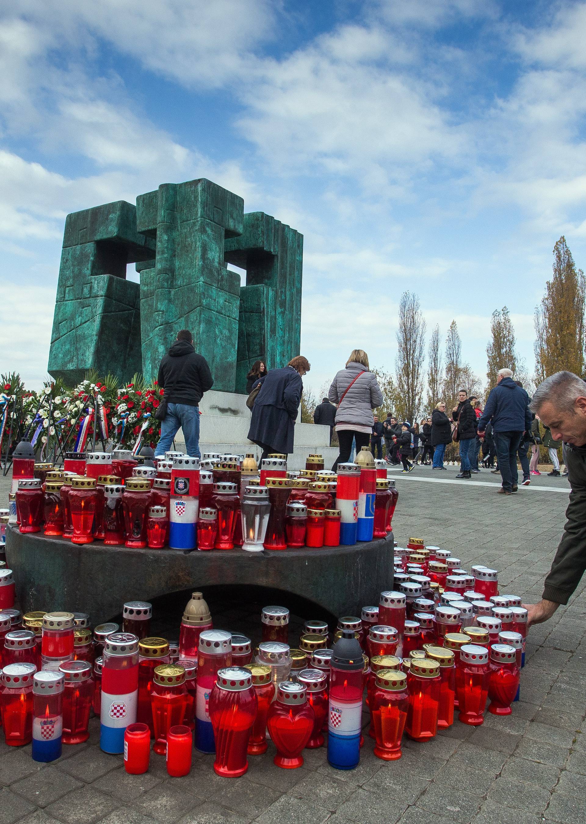 Vukovar: Velik broj ljudi na groblju uoÄi Dana sjeÄanja za Å¾rtvu Vukovara