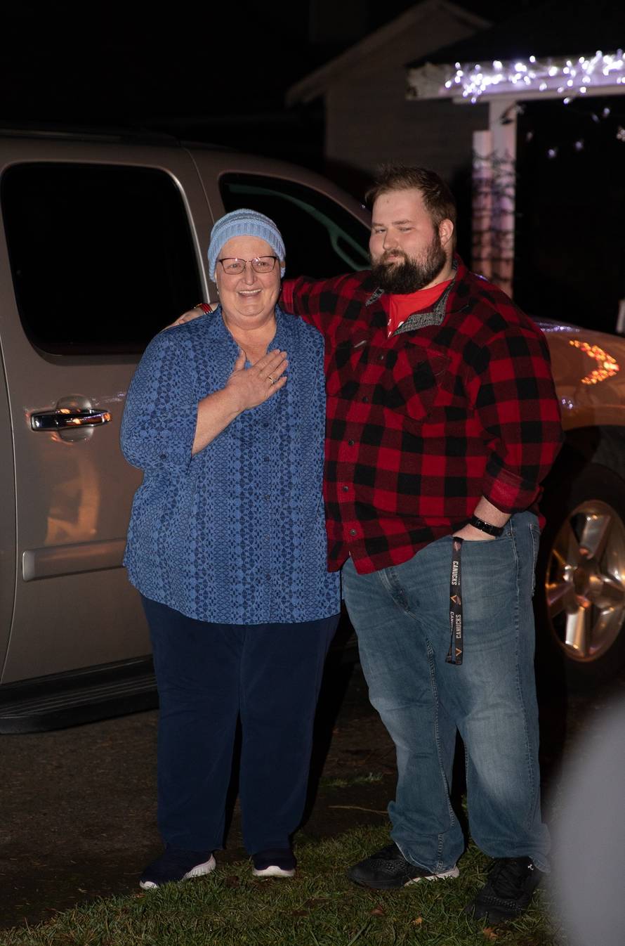 Najljepši dar: Učenici bolesnoj učiteljici pjevali božićne pjesme