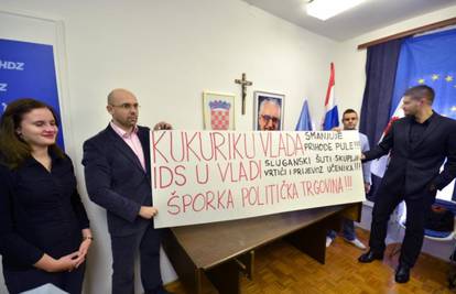 Mladeži HDZ-a policija oduzela transparent protiv Milanovića