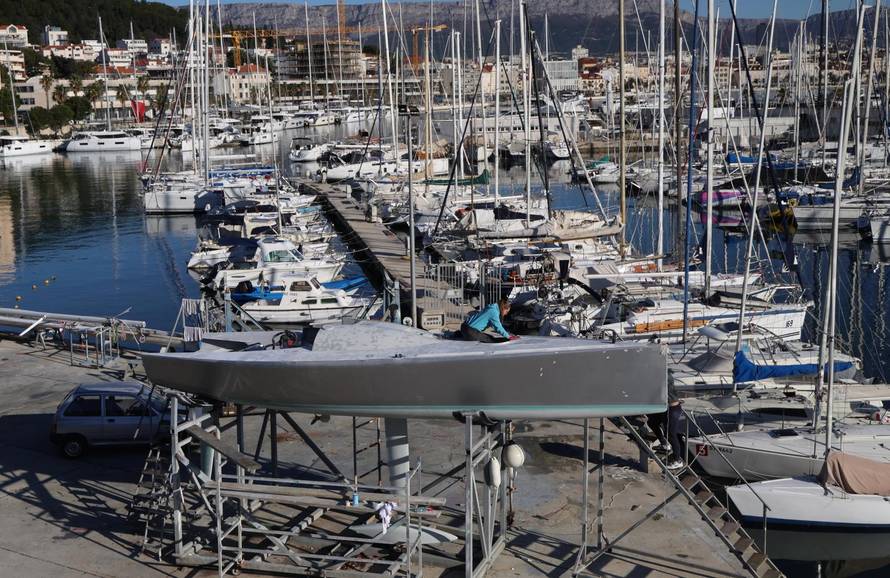 Split: Sunčan dan u marini