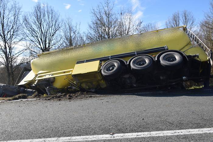 FOTO Vozač (70) kamionom je sletio s autoceste A3 kod Lužana