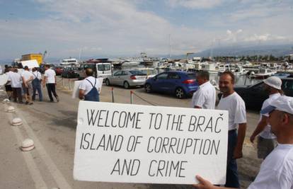 Dočekuju turiste s natpisom: 'Dobrodošli na otok kriminala'