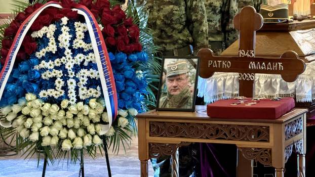 Beograd: Kovčeg s tijelom ratnog zločinca Ratka Mladića izloženo je u Crkvi Svetog apostola Luke
