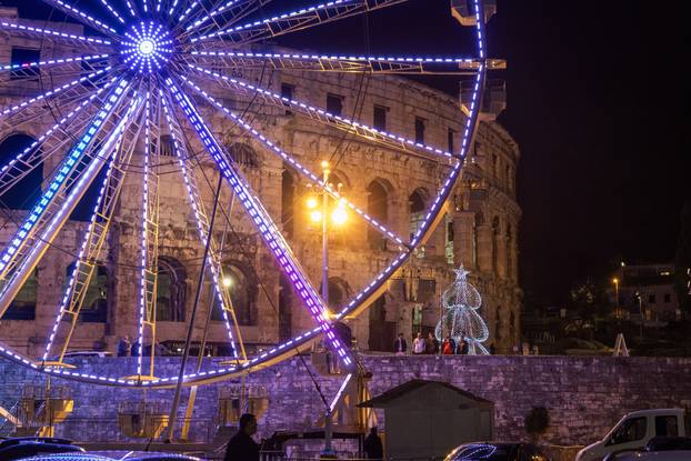 Pula: Podno Arene pokrenut panoramski kotač  koji je dio Adventa