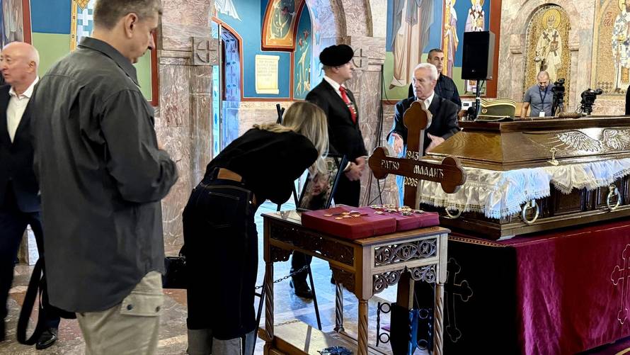 Beograd: Kovčeg s tijelom ratnog zločinca Ratka Mladića izloženo je u Crkvi Svetog apostola Luke