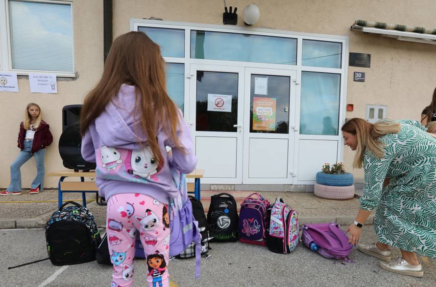 Zagreb: Prosvjed roditelja i djece Donjeg Dragonošca koja nastavu pohađaju u vatrogasnom domu