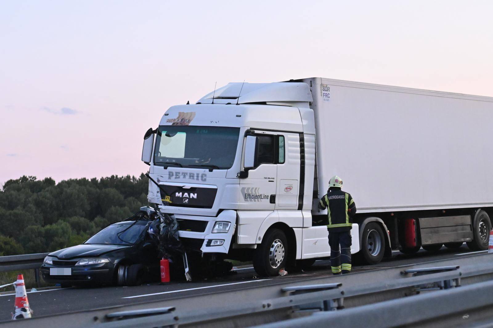 Užas kraj Brinja: Kamion gurao auto 150 metara, dijelovi letjeli  po autocesti, poginulo je dijete