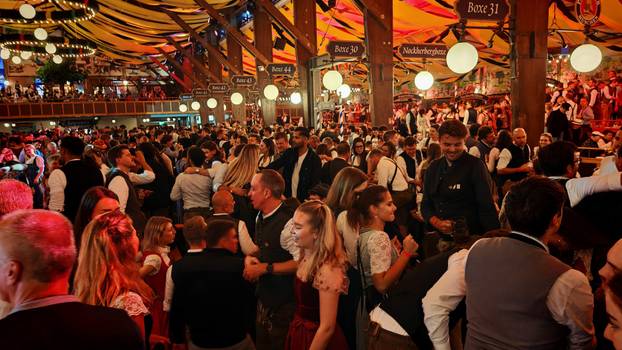 FOTO 24sata na Oktoberfestu:  Evo koliko košta krigla pive!