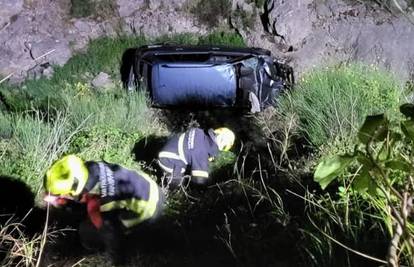 Dvoje planinara autom sletjeli u provaliju kod Splita: Izvukli su ih vatrogasci, u bolnici su...