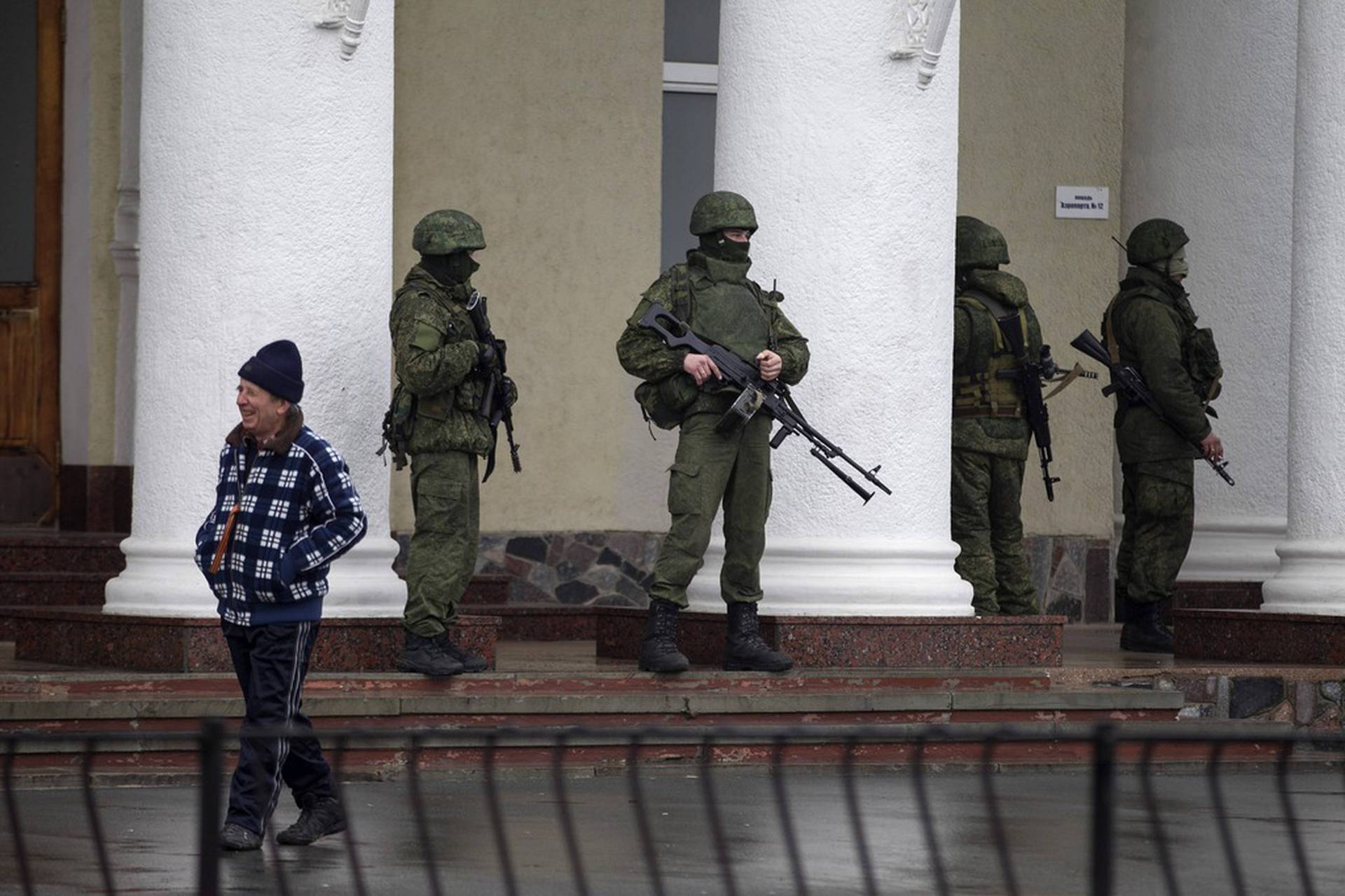 Российские войска в крыму 2014. Вежливые люди Бельбек. Зеленые человечки в Крыму 2014 Симферополь. Крым 2014 Бельбек.