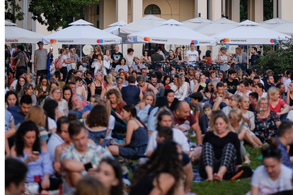 Stotine ljudi na maksimirskom vidikovcu obilježilo 50 godina filma 'Tko pjeva zlo ne misli'