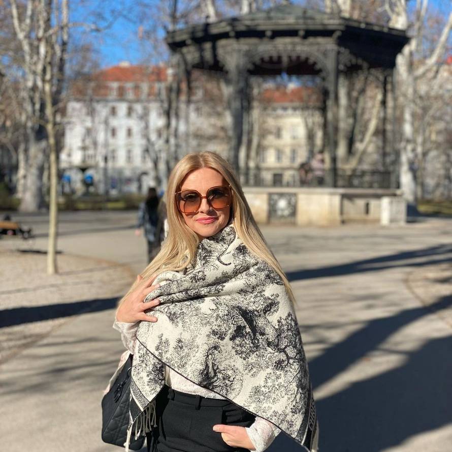 Vlatka Pokos pozirala u bujnom dekolteu i pokazala vitke noge