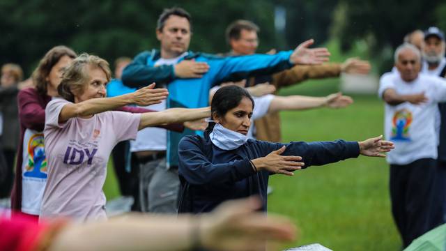 Međunarodni dan joge: U parku Maksimir građani su besplatno vježbali, kiša im nije smetala