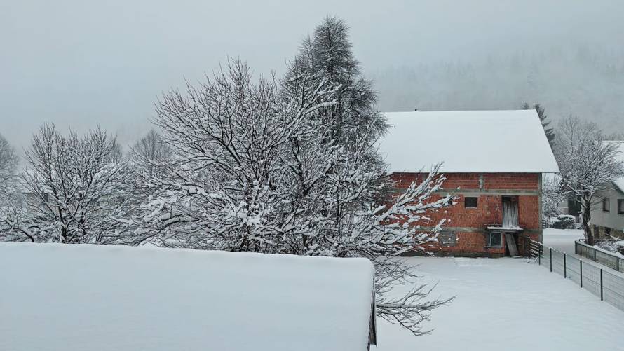 'Ovo je okupljanje ljubitelja ljetnih guma!': Zabijelilo kod Splita, na cesti nastao kaos
