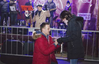 Romantični fan: Usred nastupa Marka Tolje zaprosio djevojku