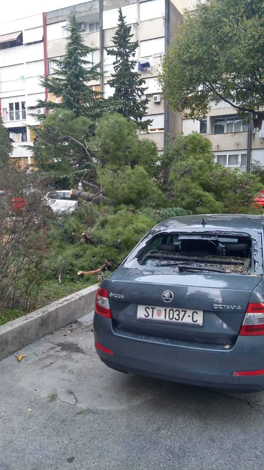 Jak vjetar odsjekao Pag, snijeg pada u Osijeku i iznad Splita...