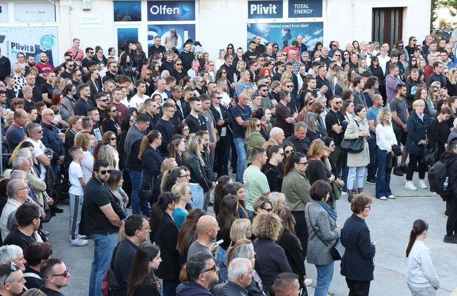 Drniš: Mirno okupljanje,prosvjed i molitva za ubijenog Luku Milovca