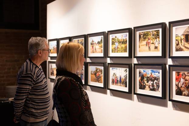 Osijek: Sve&ccaron;ano otvorenje izlo&zcaron;be fotografija fotoreporterke Pixsella Emice Elve&dstrok;i "Srce za Afriku"