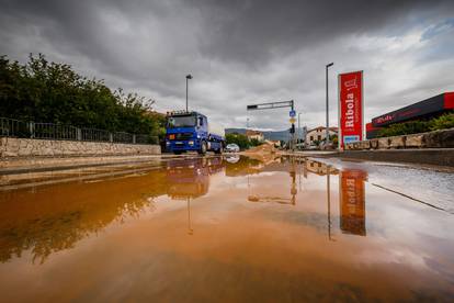 Snažno nevrijeme na području Kaštela i Trogira izazvalo poplave 