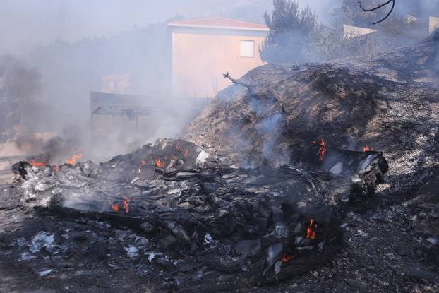 Pisak: Izgorjeli automobili u po&zcaron;aru