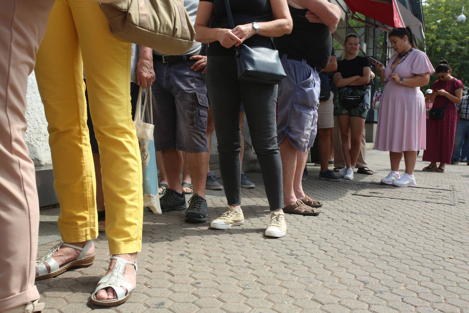 Gužve u centru Zagreba: Građani pohrlili u banku kako bi kupili  kovanicu s motivom Pelješkog mosta