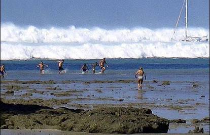 Indoneziju pogodio potres, povukli uzbunu za tsunami