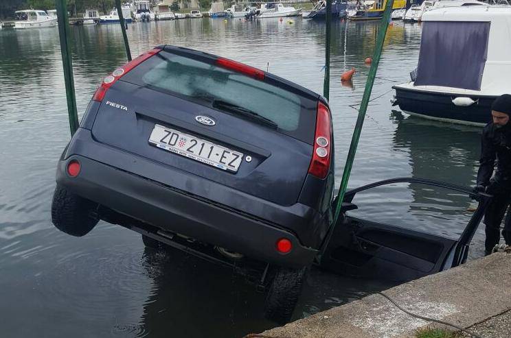 Udarila autom u stup pa upala u more: Isplivala je kroz prozor