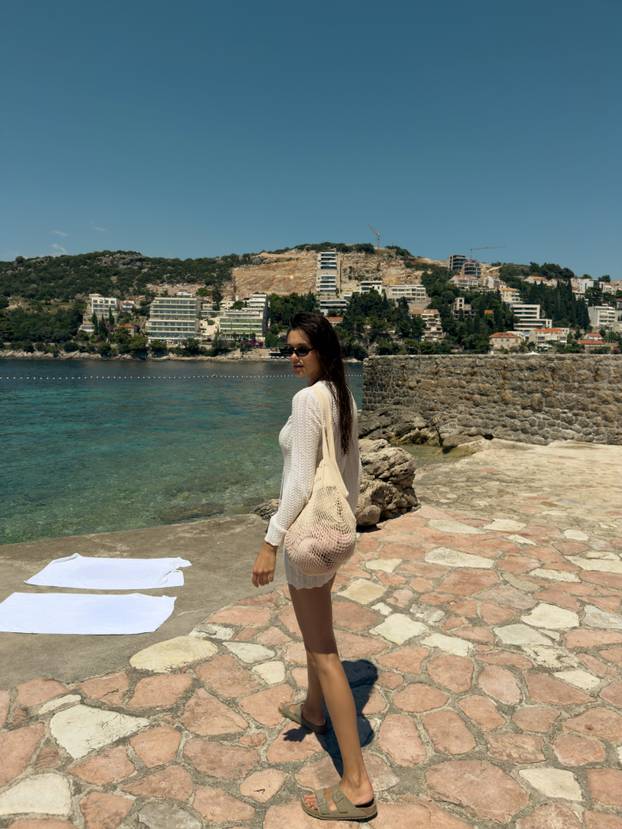 Uh! Laura Gnjatović, ljepotica od 191 centimetar, legla na sunce u minijaturnom bikiniju