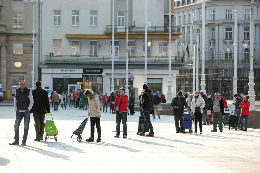 Zagreb: Za kupovinu na Dolcu čeka se u kilometarskoj koloni