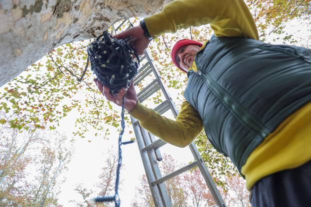 Zagreb: Zasvjetlile prve adventske lampice u parku Zrinjevac