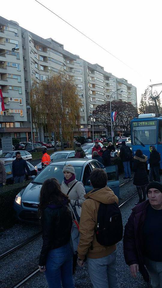 Šok u Zagrebu: Autom probio živicu i zaustavio se na pruzi