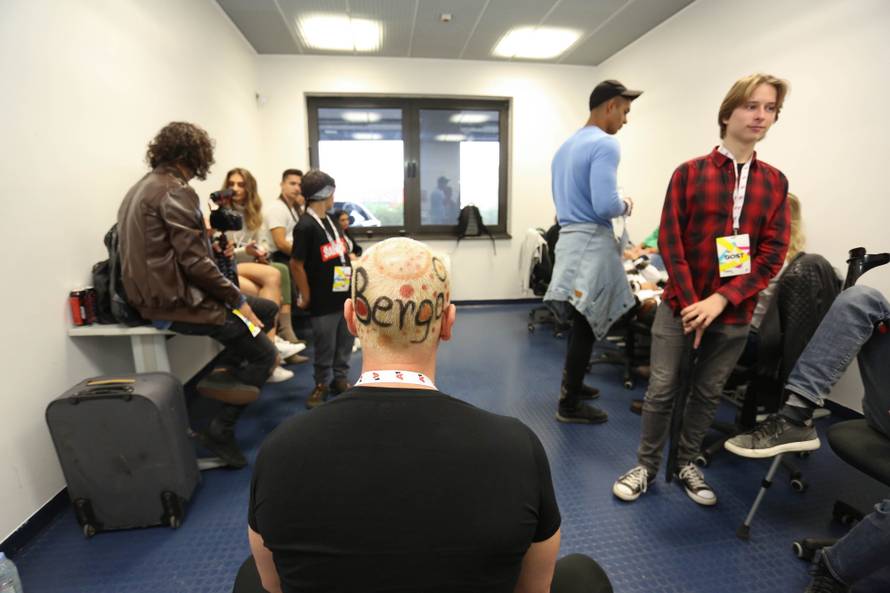 Youtuberi završavaju zadnje pripreme prije odlaska na binu