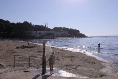 FOTO Kupaće gaće, ručnik preko leđa i pravac na Bačvice: Sunčan dan izmamio kupače na more...