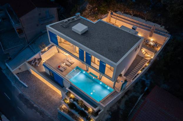 Bazen, sauna, teretana i dvije plaže na 'par koraka' - evo što sve nudi raskošna vila u Omišu