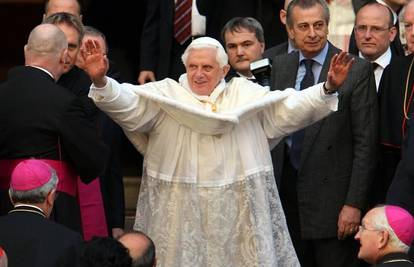 Papa Benedikt XVI tijekom euharistije pao na stubama  