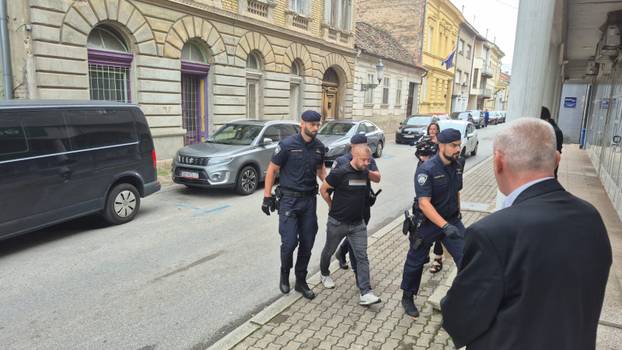 FOTO Pogledajte privođenje osumnjičenog za stravično ubojstvo u Slavonskom Brodu