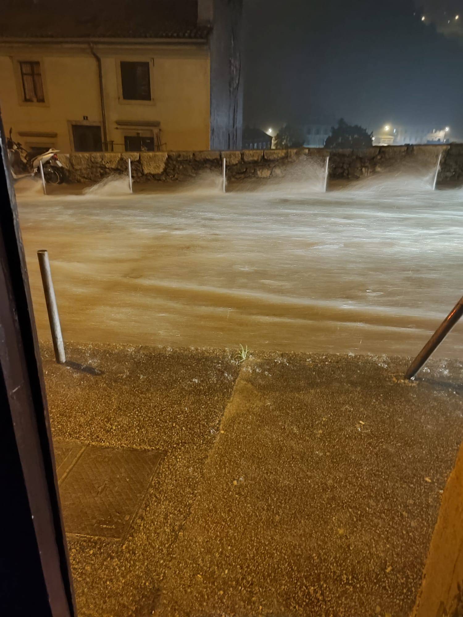VIDEO Kiša potopila Rijeku: Već satima pada, bujice se slijevaju niz ulice, kaos je i na obilaznici