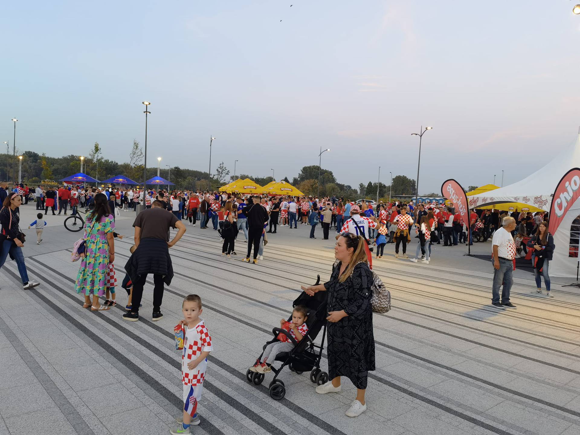 Indira zagrijala navijače prije utakmice! Rigorozne kontrole i pretresi na ulazu na stadion