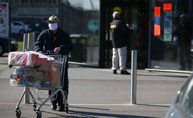 Zagreb: Dugačak red na ulazak u dućan kako bi obavili kupovinu prije blagdana Uskrsa