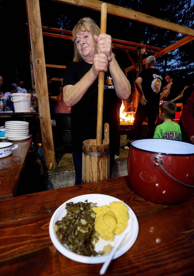 FOTO Dani komina, pure i brozina: Tijarica proslavila dane tradicije unatoč lošem vremenu