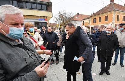 Priznao mito, sad se kandidira za župana, građani mu klicali: 'Da vas nema, v dreku bi bili'