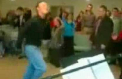 Skupina crkvenih fanatika uživa u ekstatičnom plesu
