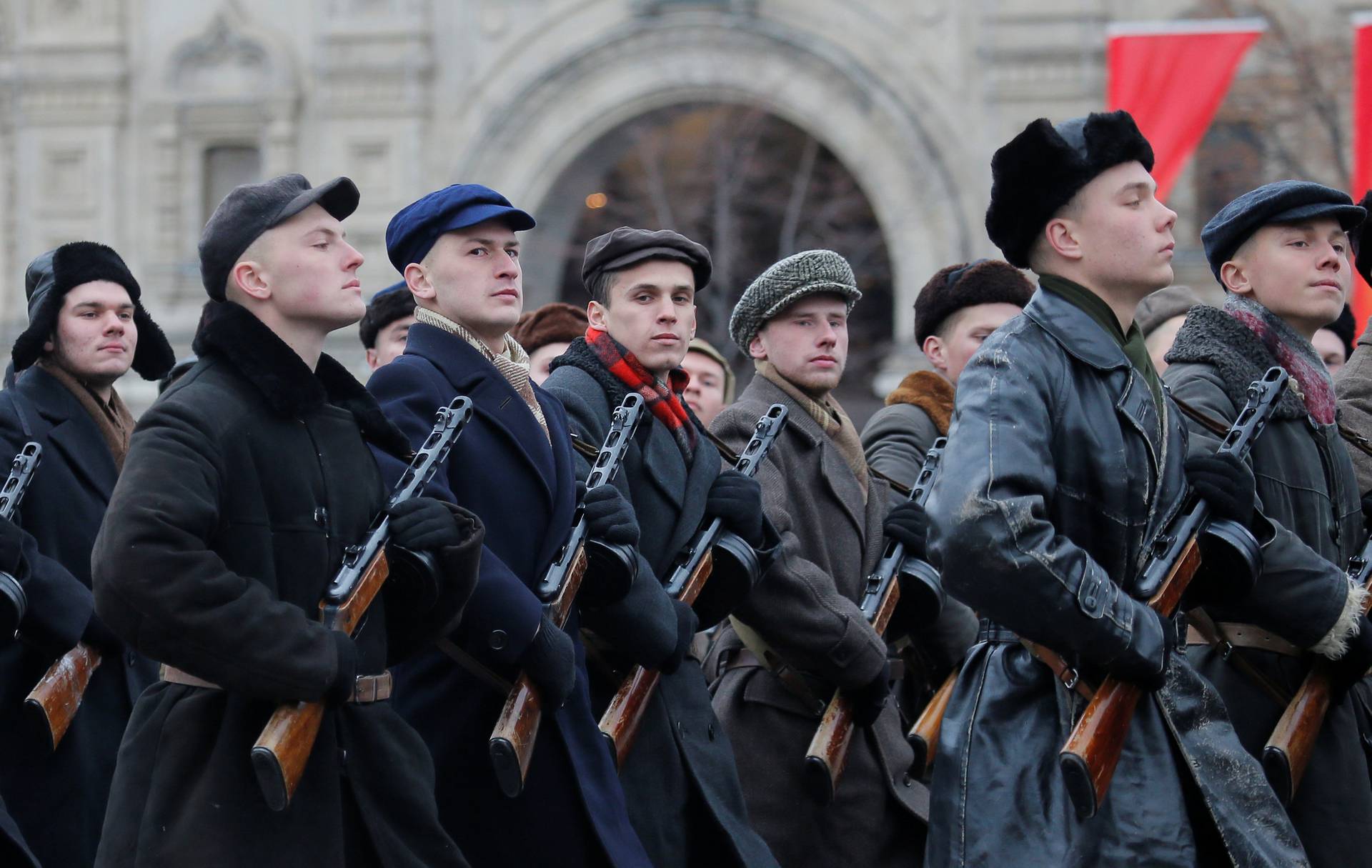 Москва 7 ноября. Парад в честь парада 7 ноября 1941 года. Парад 7 ноября на красной площади реконструкция. Марш на красной площади 1941 года. Парад 7 ноября 2017 года в Москве на красной площади.