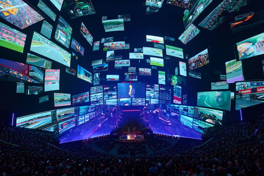 Ovaj laptop ima ekran koji se savija i može vas pratiti po sobi