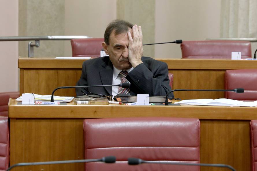 Teška noć? Umorni i pospani Stazić uspio zatražiti stanku...