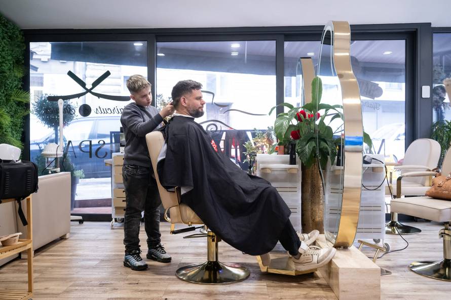 Zagreb: Najmlađi hrvatski frizer, Osječanin Leon Zarić na edukaciji sa profesionalnim barberima